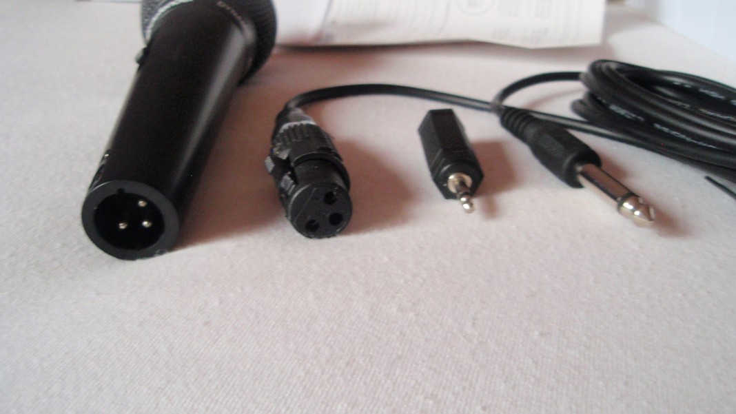 Pro spojení mikrofonu se zvukovým vstupem můžete využít 3,5mm konektor, nebo 6,3mm redukci, které naleznete v balení a kdykoliv jednodušše a rychle kabel odpojit.