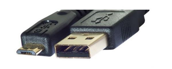Kvalitní propojovací USB kabel standardu USB 2.0 dovolující propojení se zařízeními, jakými mohou být MP3 přehrávače, mobilní telefony, PDA, digitální fotoaparáty i kamery a jiná zařízení podporující toto rozhraní.