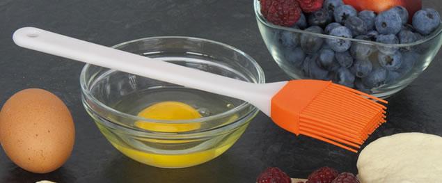 Silikonová mašlovačka je ideální pro snadné nanášení, ale i potírání pokrmů máslem a olejem.