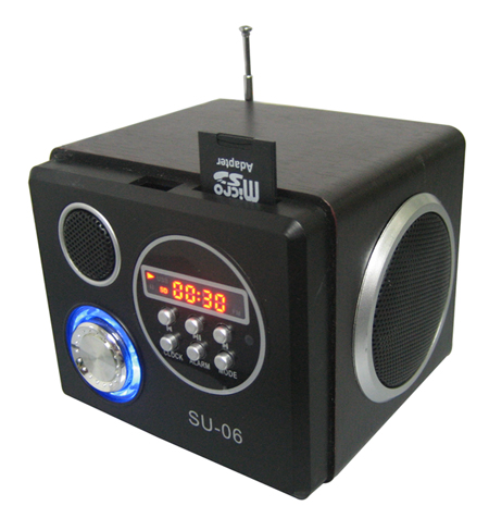 Stereo přenosné MP3 rádio kostka vhodné do bytu, domu, dílny či na zahrádku! USB nabíjecí kabel, 3,5 jack propojovací kabel, dálkový IR ovladač součástí balení.
