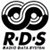 RDS - FM transmitter s RDS funkcí umí vysílat informace o skladbě(např. název). Tzn. že se na displeji autorádia tyto informace o skladbě zobrazují. Podmínkou je, aby funkci RDS podporovalo i autorádio.