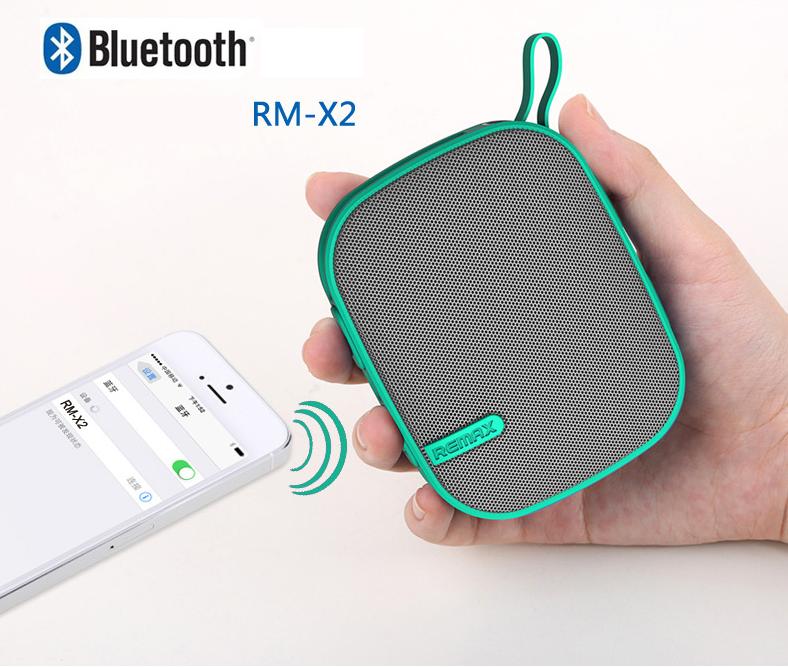 Zdrojové médium k repráčku můžete připojit bezdrátově pomocí technologie Bluetooth, nebo s využitím klasického 3,5mm stereofonního konektoru. Integrovaný mikrofon rozšiřuje použitelnost o volání handsfree a konferenční hovory.